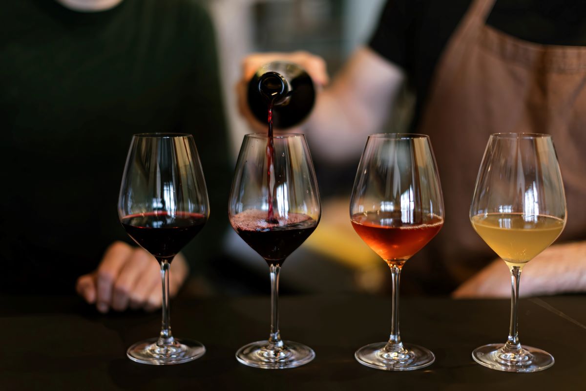 Pouring wineCarloprearo