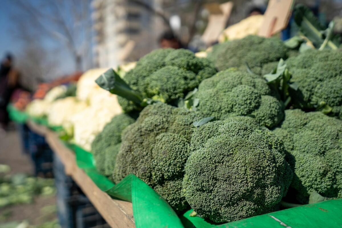 Close-up of fresh broccoli at a bustling outdoor market in Kahramanmaraş, Türkiye.
