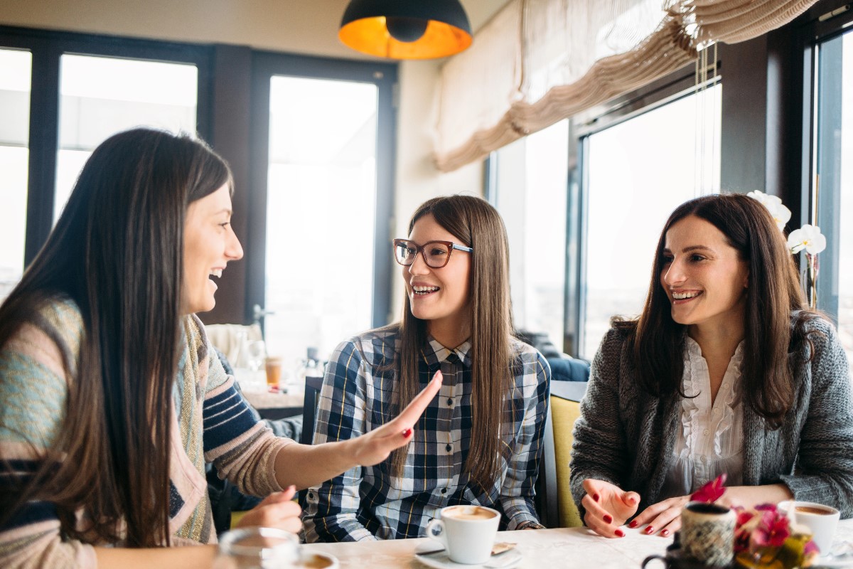 friends in cafe