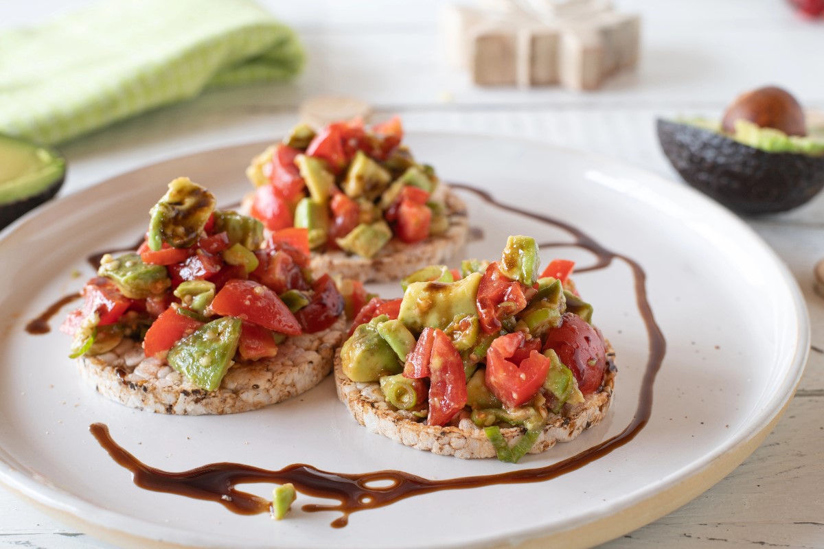 Avocado rice cake