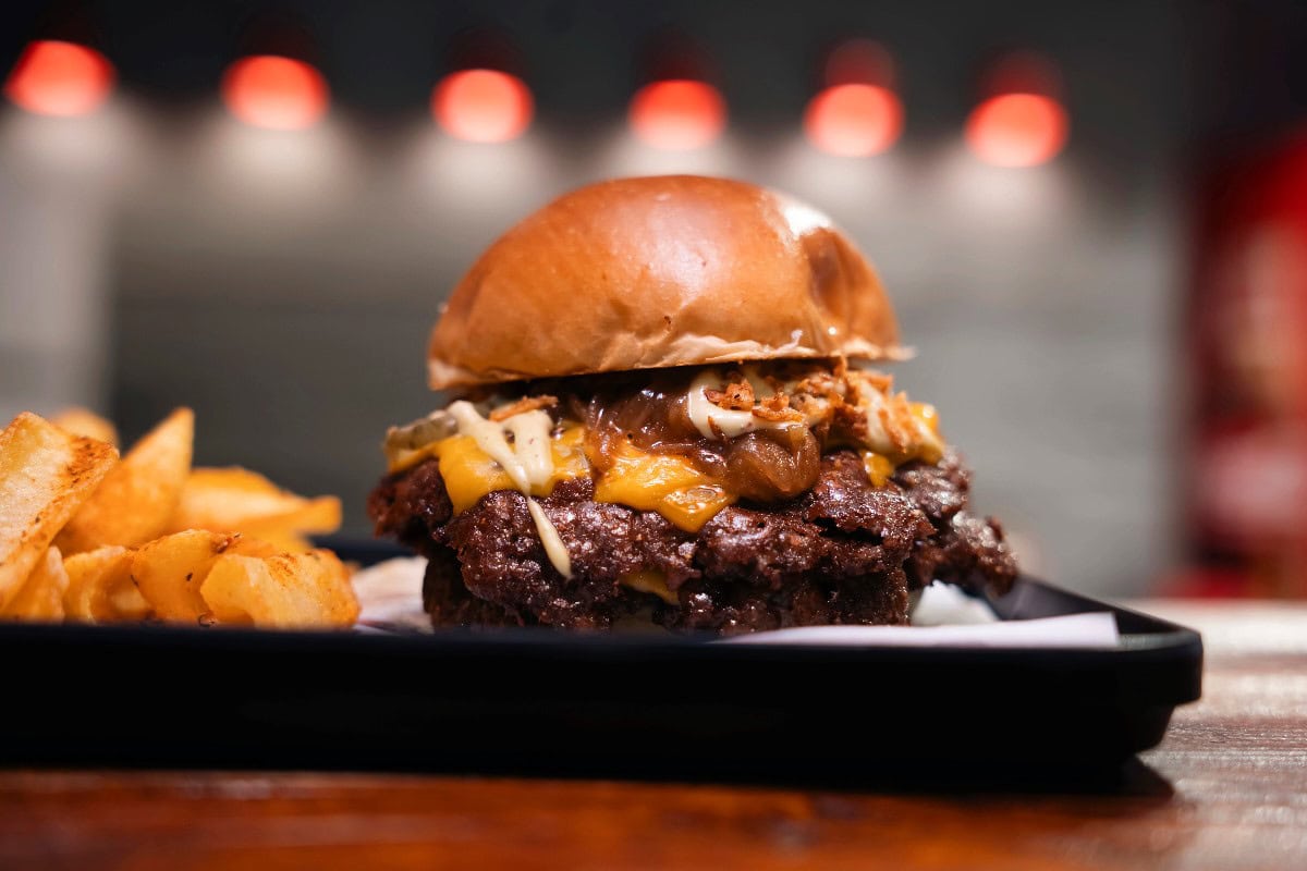 Beef patty split with mac and cheese