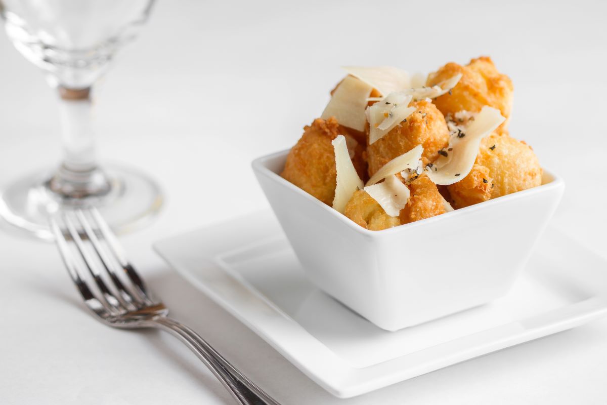 Cheese puffs with wine