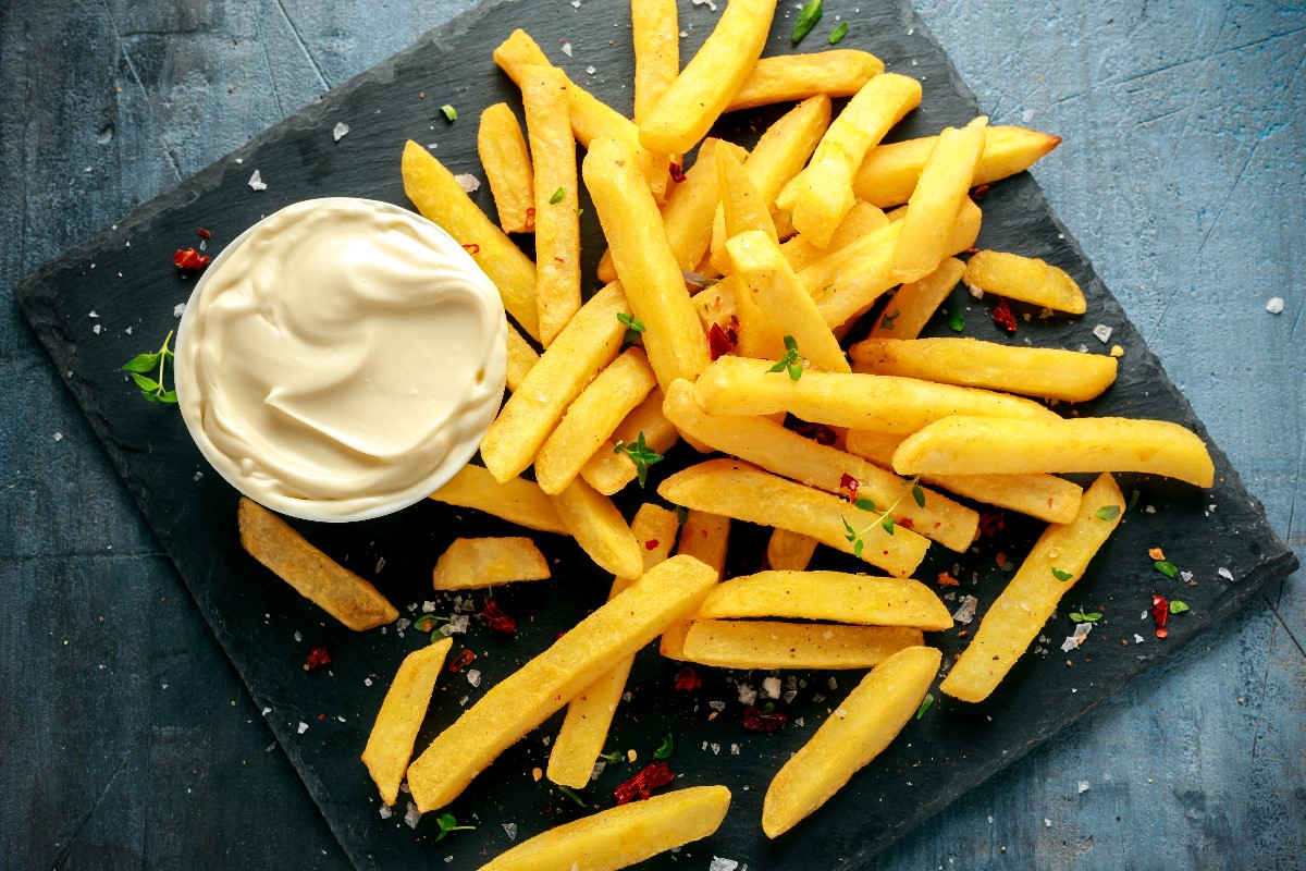Fries and vegan sauce