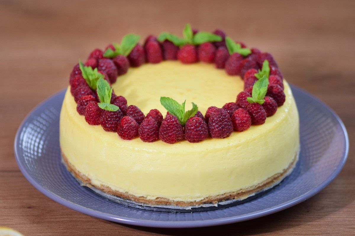 Fruit on edge of cheesecake