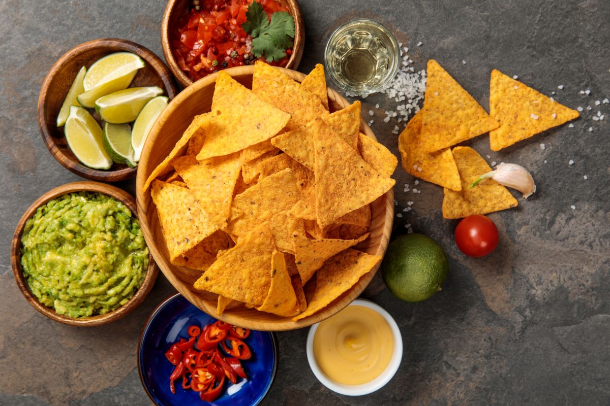 Nachos with salsa and guacamole
