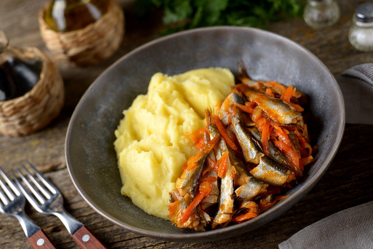 Potatoes and pepper sauce
