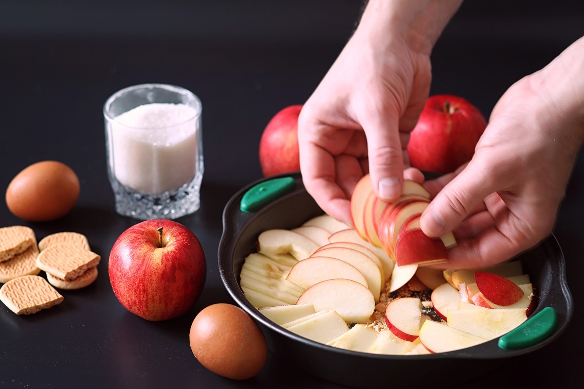 woman making apple pie
