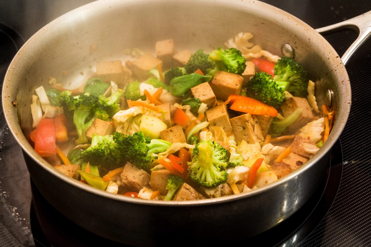 Vegetable stir fry with crisp tofu