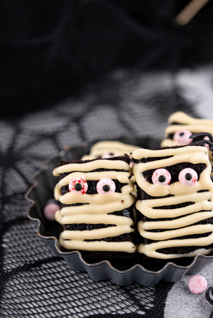 halloween mummy brownies