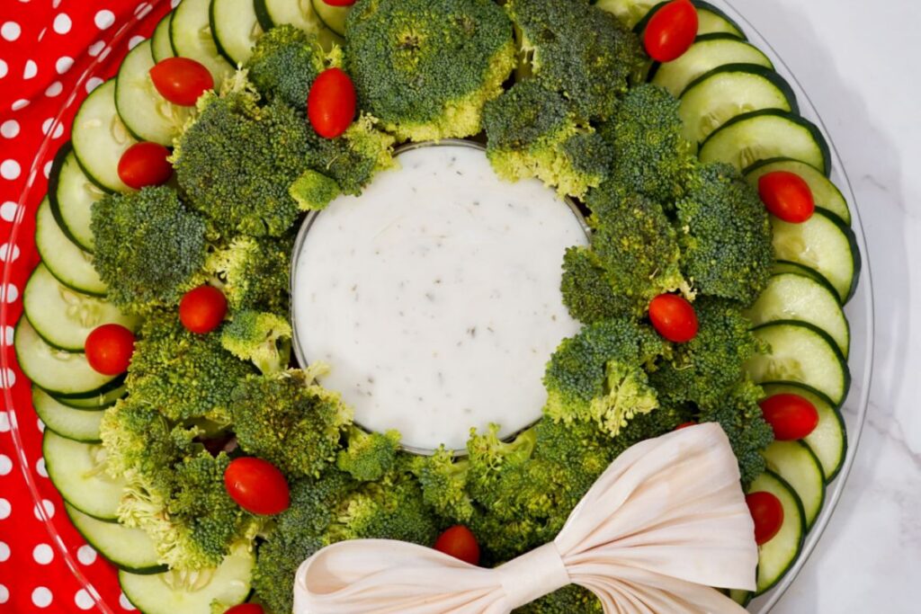 Christmas Wreath Veggie Tray by Moms Who Save