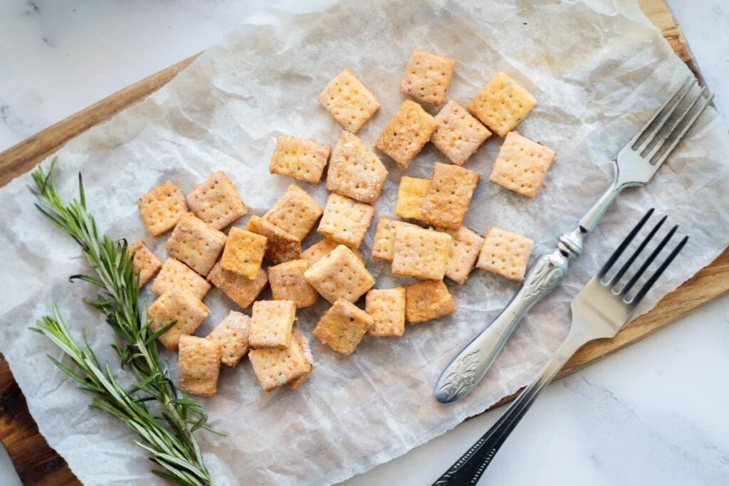 Rosemary Cheddar Cheese Crackers by xoxoBella