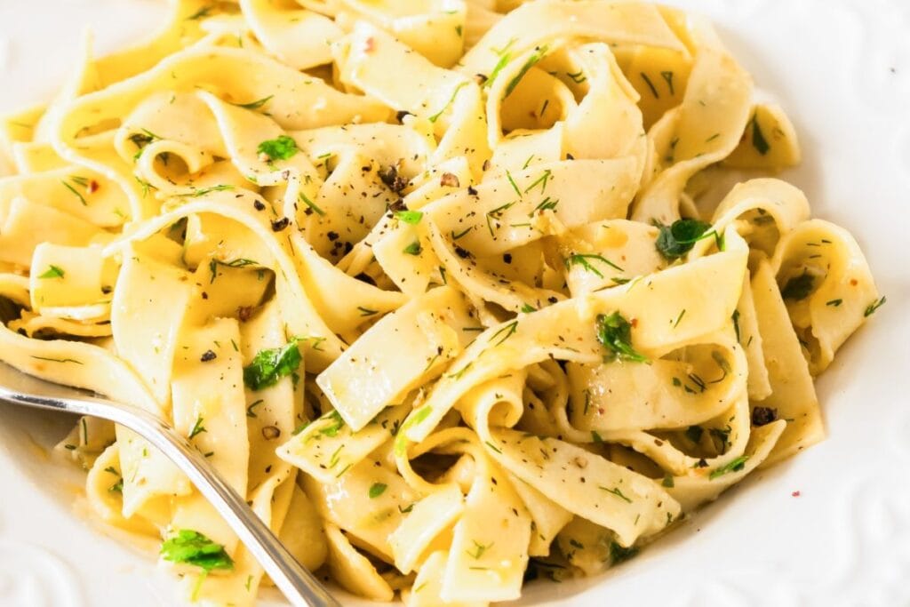 Garlic Butter Noodles by WonkyWonderful